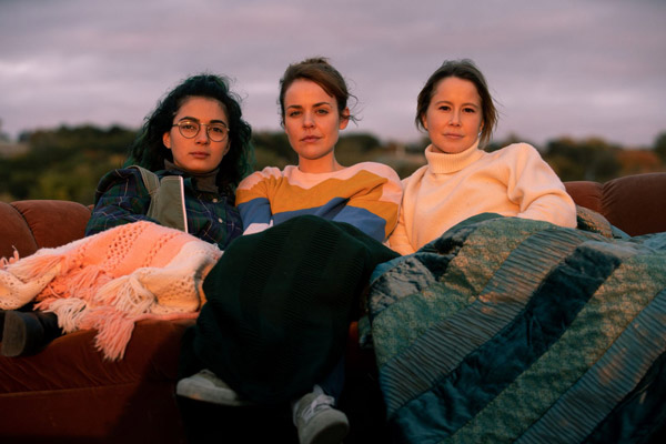 Mounia Zahzam (Élizabeth) Noémie O’Farrell (Laurie) Gosselin (Clara)
