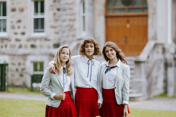 Marie (Juliette Gosselin), Wendy (Sabrina Bégin Tejeda) et Agathe (Léa Roy)