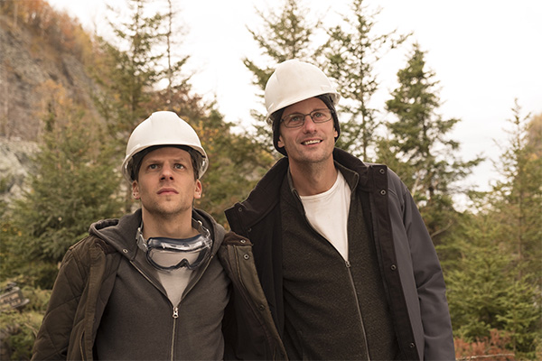 Jesse Eisenberg et Alexander Skarsgård