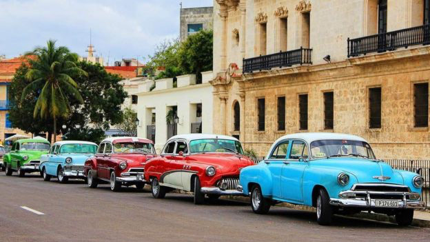 Au volant d'une belle cubaine