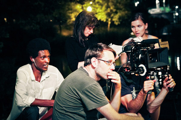 Au milieu devant : Alexis Landriault, assistant à la caméra. Derrière lui, de gauche à droite : Moussa Djigo (Réalisateur), Laurie Etchessahar (Scripte), Sophie Kroetsch (Directrice artistique) et les bras de Étienne Boilard (Directeur de la photographie).