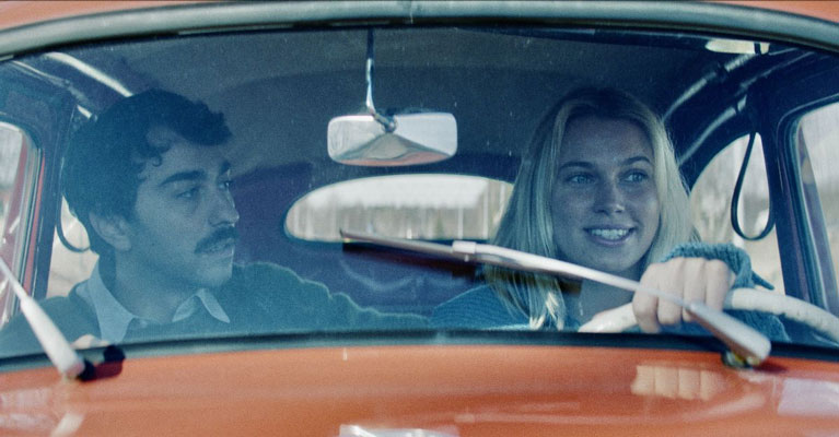 Alex Wolff (Leonard Cohen) et Thea Sofie Loch Naess (Marianne)